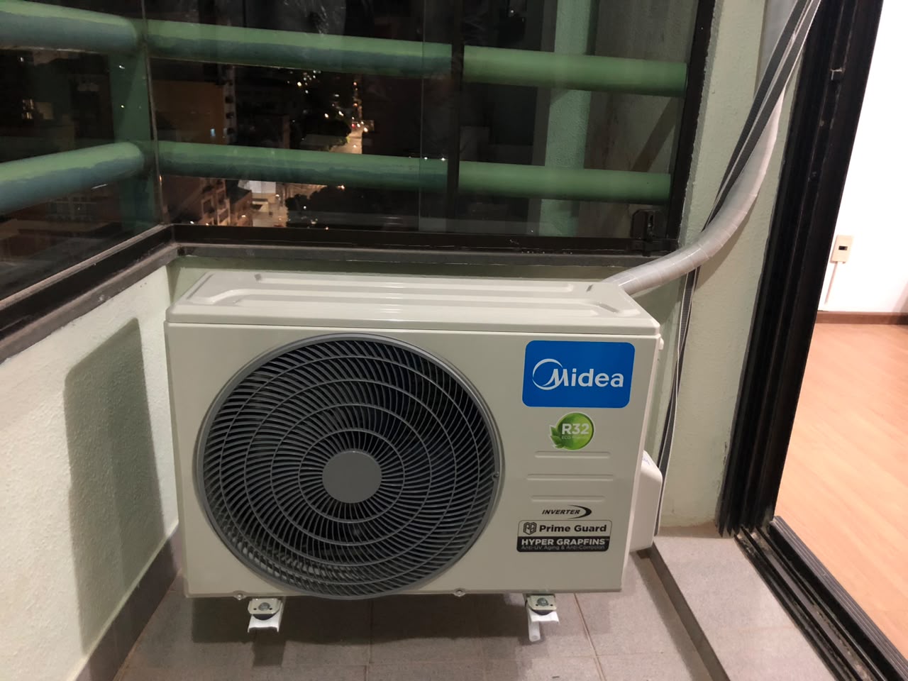 Condensadora Midea instalada em sacada de apartamento
