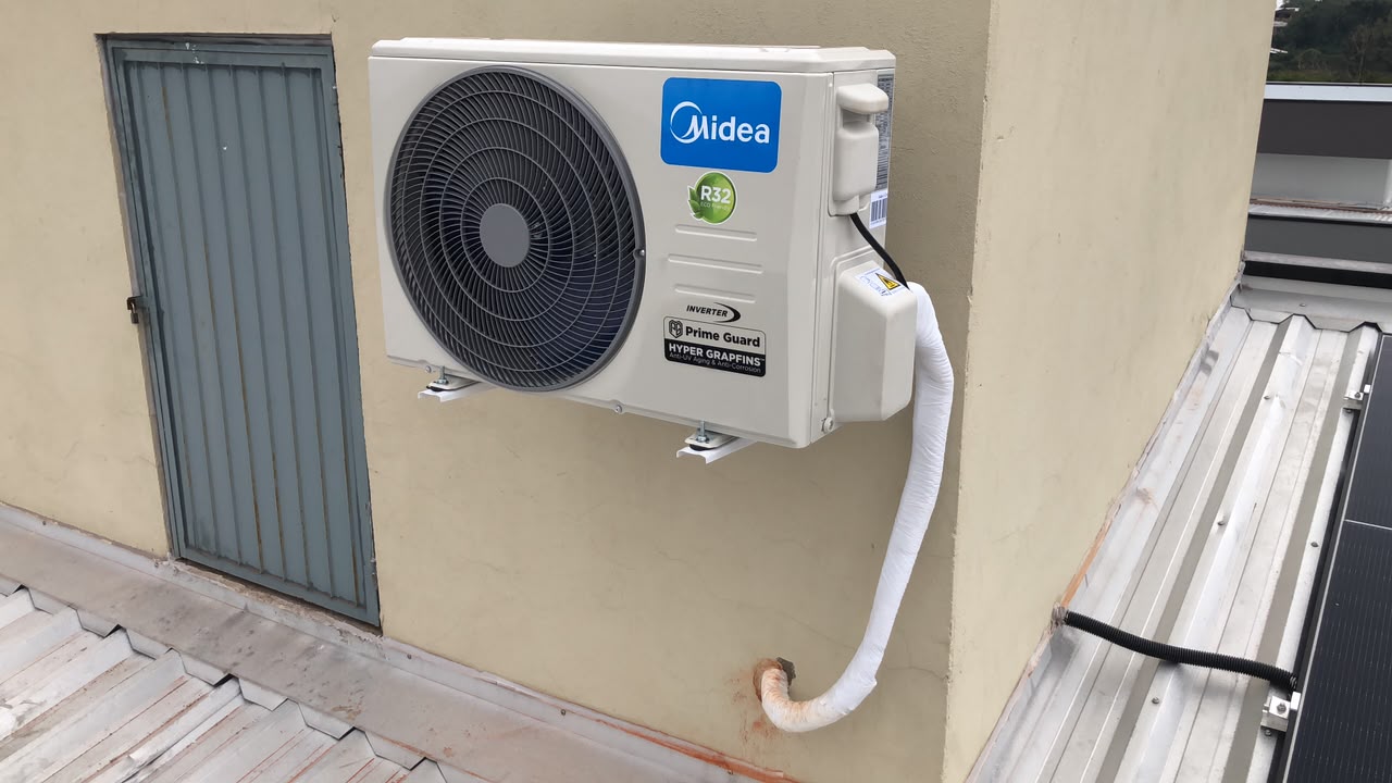 Condensadora Midea Inverter R32 instalada em parede externa