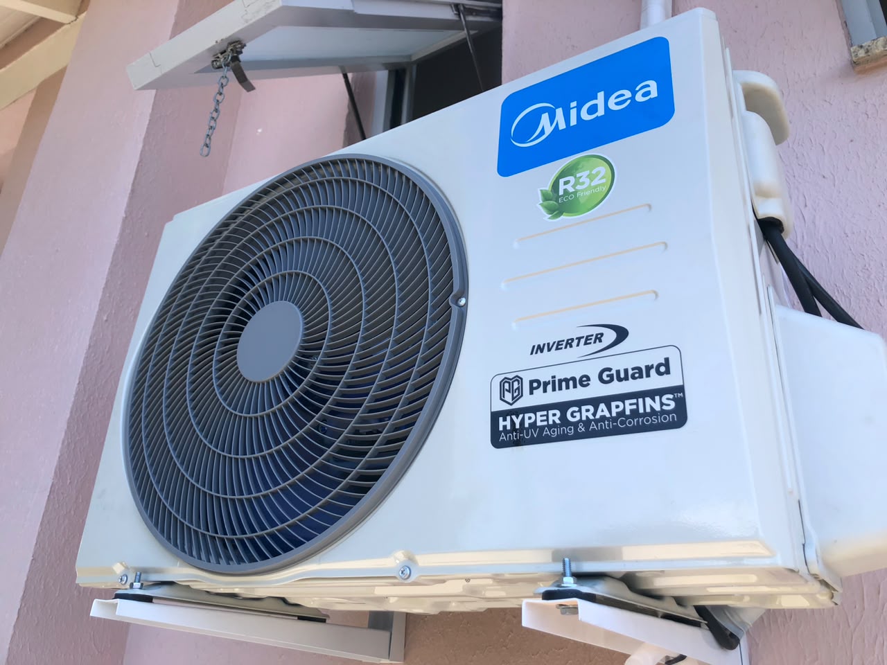 Condensadora Midea Prime Guard em suporte de parede
