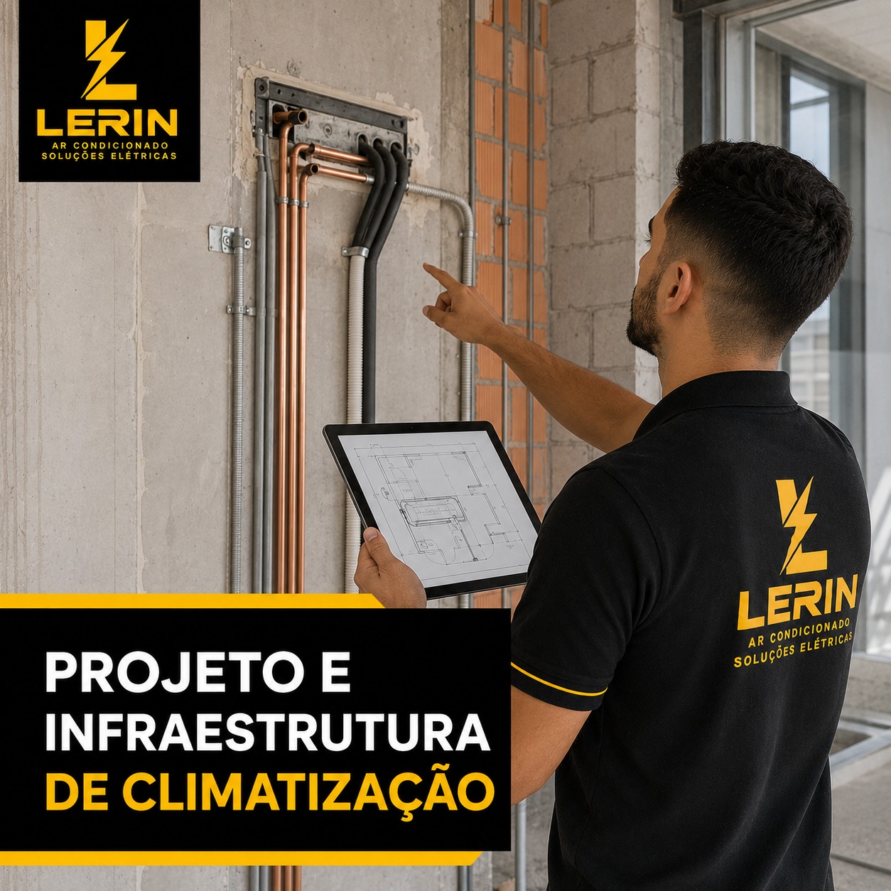 Técnico conferindo tubulação frigorígena e eletrodutos em obra